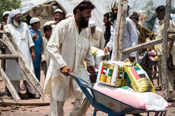 الإمارات توزع مساعدات إنسانية على 50 ألف أسرة باكستانية 